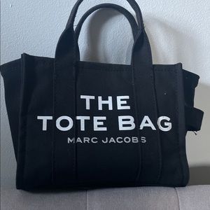Marc Jacobs THE
MINI TOTE BAG